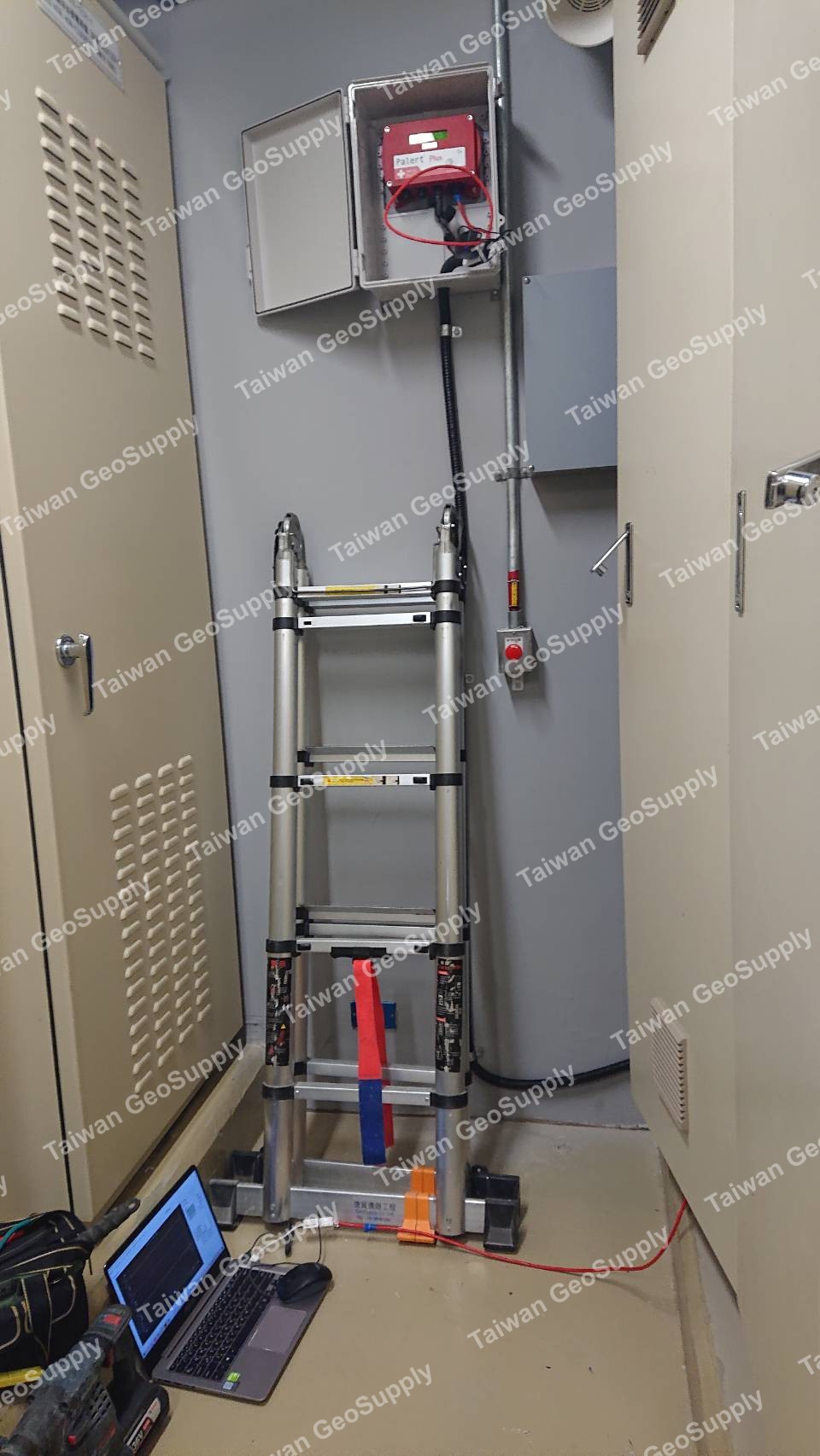 Seismometer and anemometer application photo