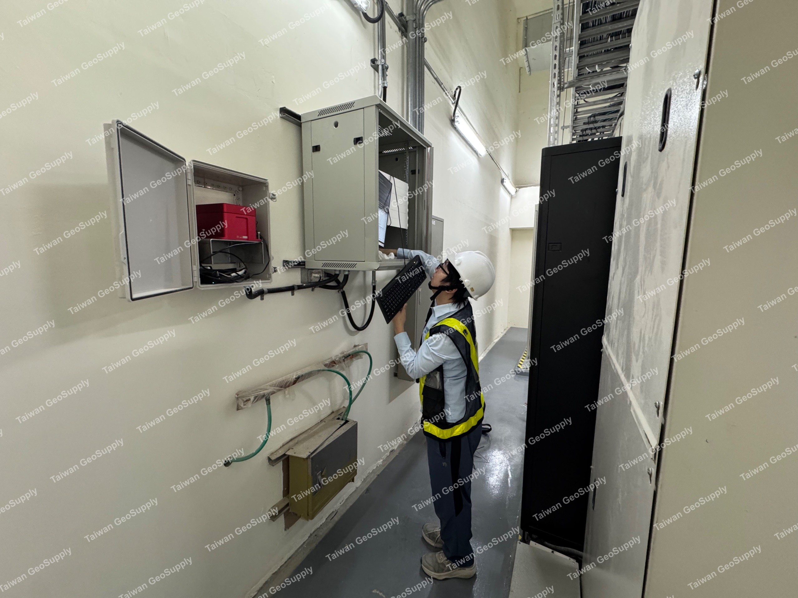 Seismometer and anemometer application photo
